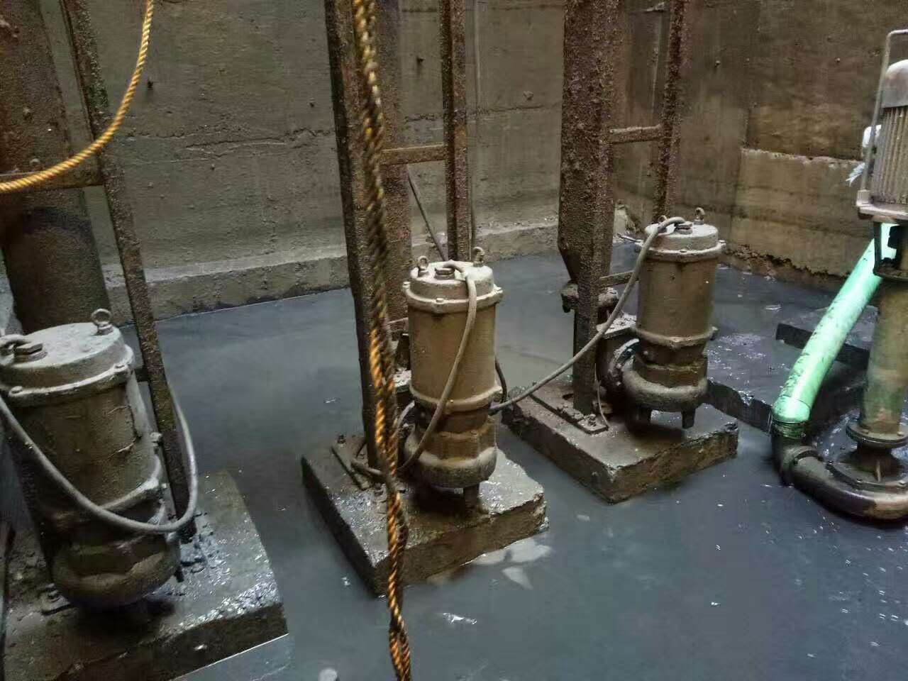 岭东污水池清理