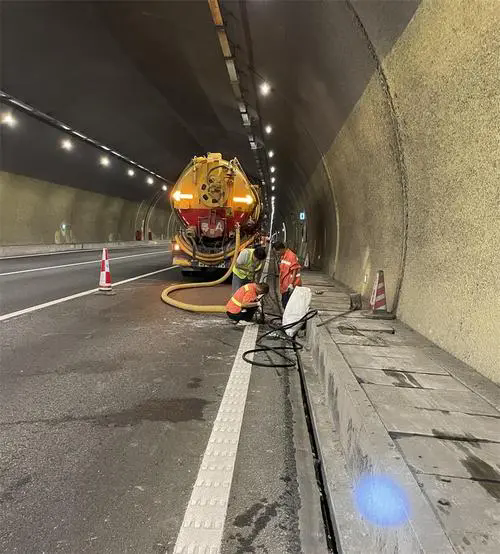 岭东隧道排水渠清淤